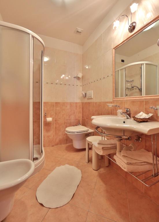 Łazienka w obiekcie Hotel Fai