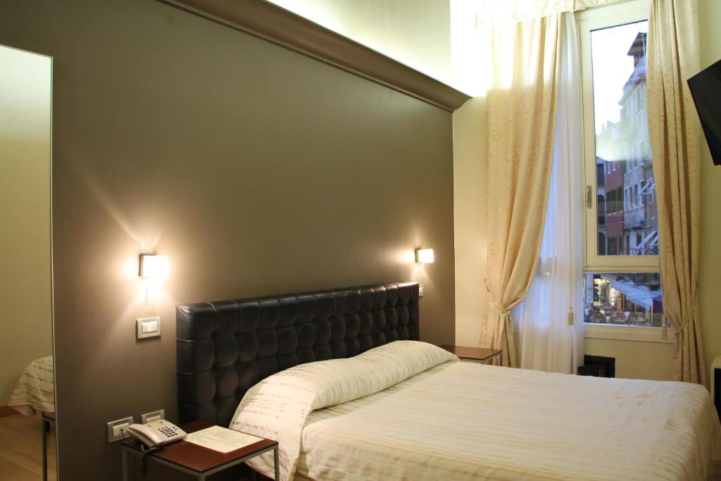 Postel nebo postele na pokoji v ubytování Albergo al Tiepolo