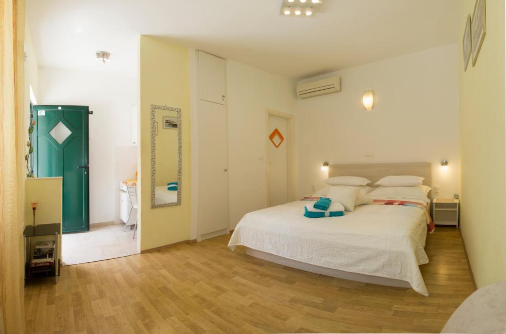 Central Old Town Rooms - 10