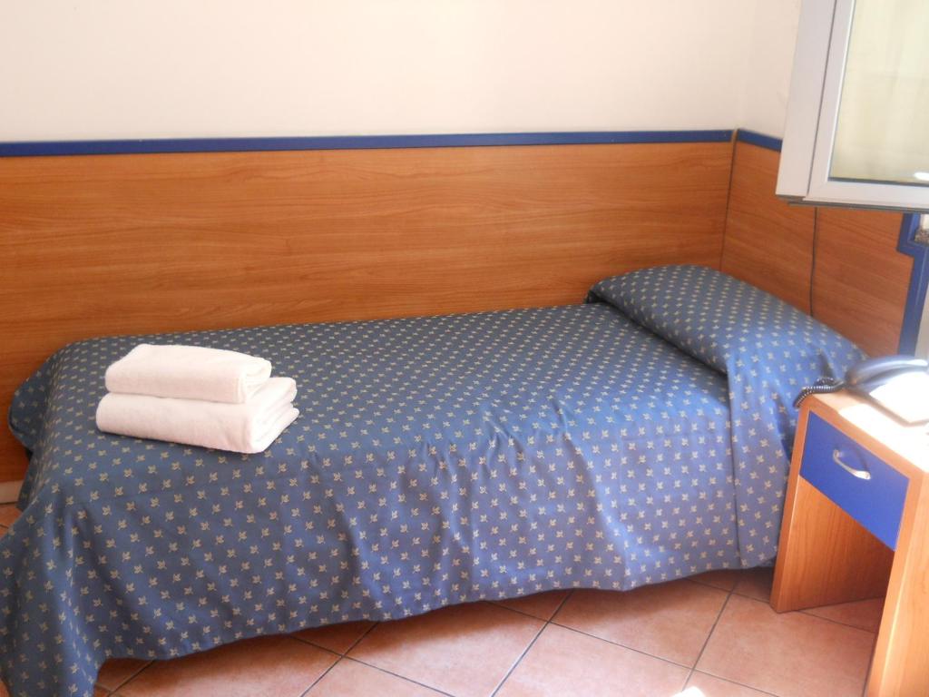 Letto o letti in una camera di Hotel Iride stazione Lambrate Città studi