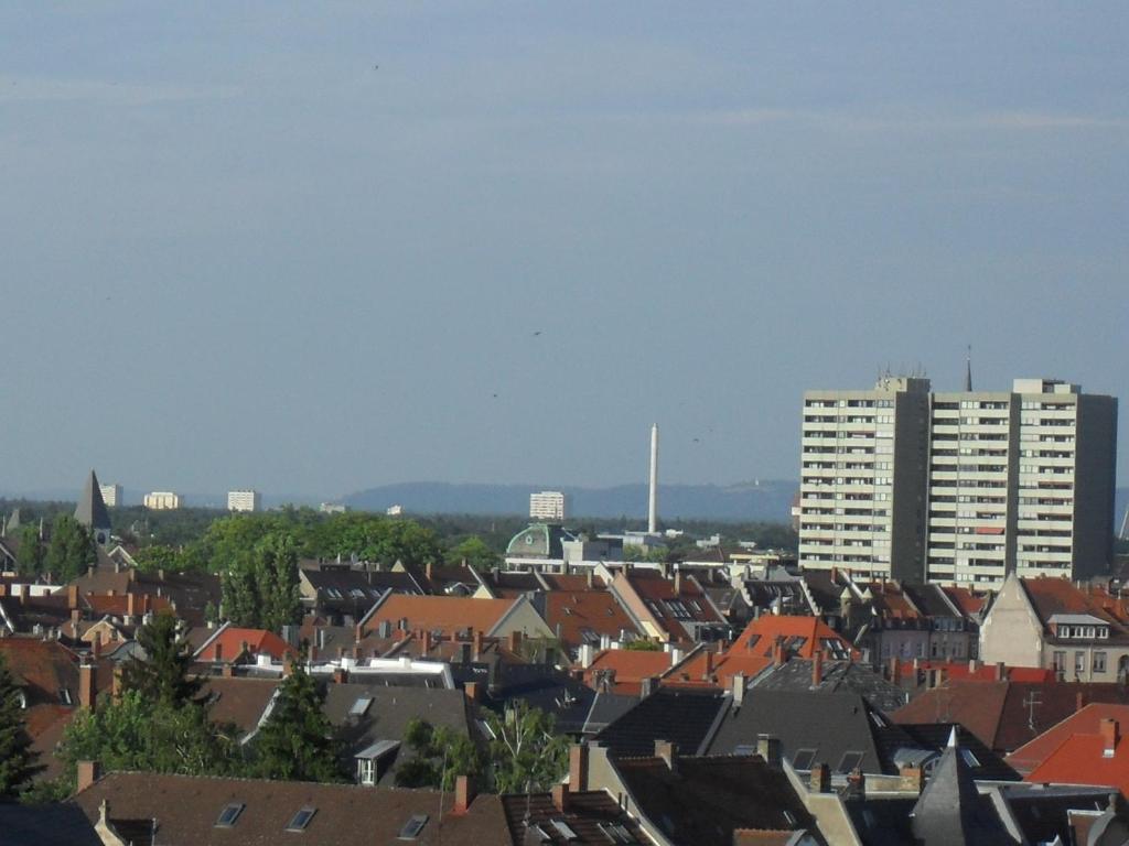 Eine Stadt mit Gebäuden und einem hohen weißen Gebäude in der Unterkunft Blick über Karlsruhe - Ferienwohnung Panorama in Karlsruhe