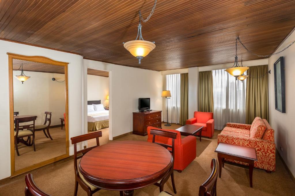 TV a/nebo společenská místnost v ubytování Hotel Dann Av. 19