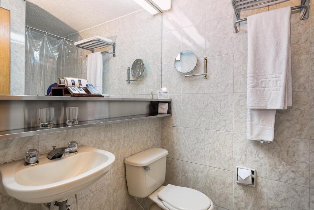 Koupelna v ubytování Hotel Dann Av. 19