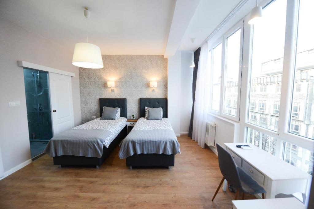Skopje Arch Residence - Deluxe Triple Room With Landmark View