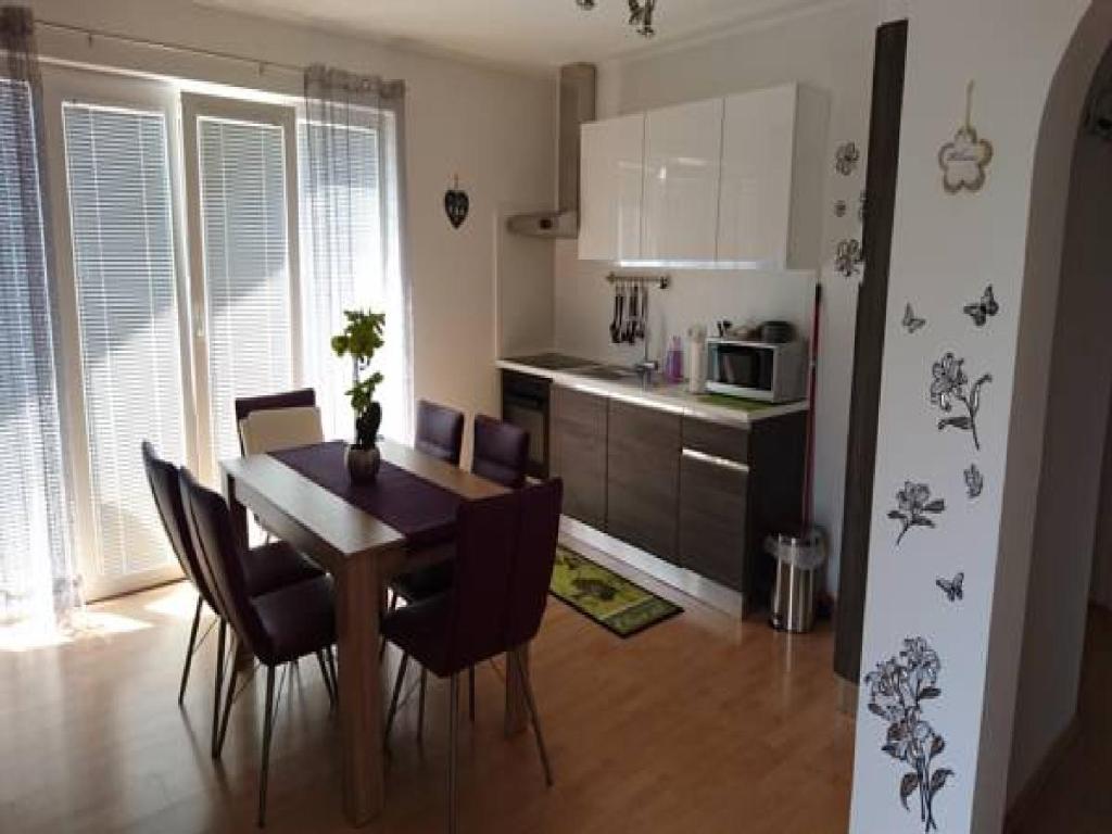 cocina y comedor con mesa y sillas en Apartments Grazia 111 - Jarun Lake, en Zagreb