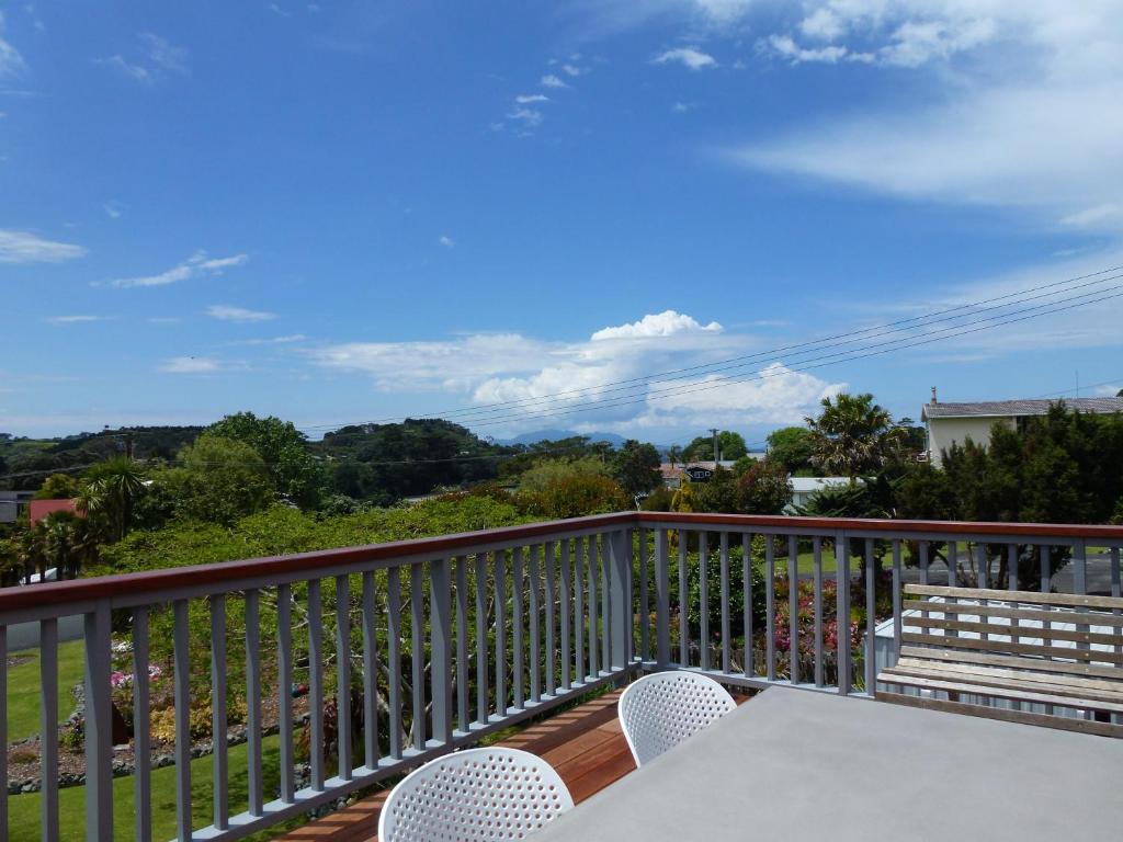 un balcone con tavolo e sedie su una terrazza di Leigh Panorama B&B a Leigh