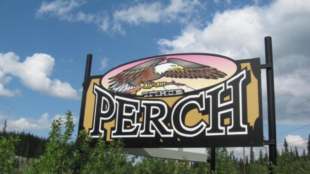 ein großes Schild mit einem Adler drauf in der Unterkunft The Perch Resort in McKinley Park