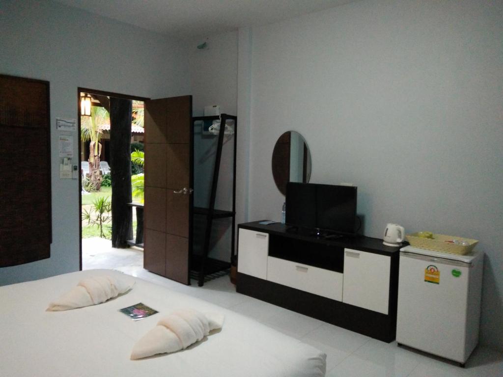 Baan Suan Rim Klong Resort - 3