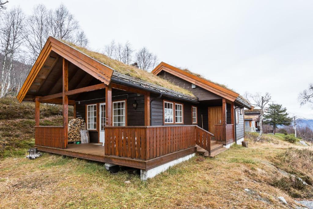 ein kleines Haus mit Grasdach auf einem Hügel in der Unterkunft Sjåfram in Stranda