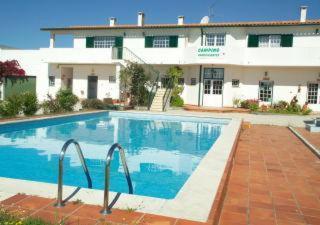 einem großen Pool vor einem Gebäude in der Unterkunft Camping / Appartment Coimbrao in Coimbrão