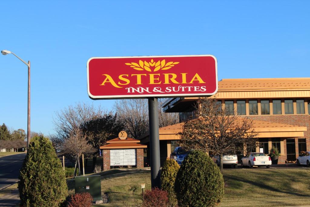 una señal para un restaurante frente a un edificio en Coratel Inn and Suites Maple Grove, en Maple Grove