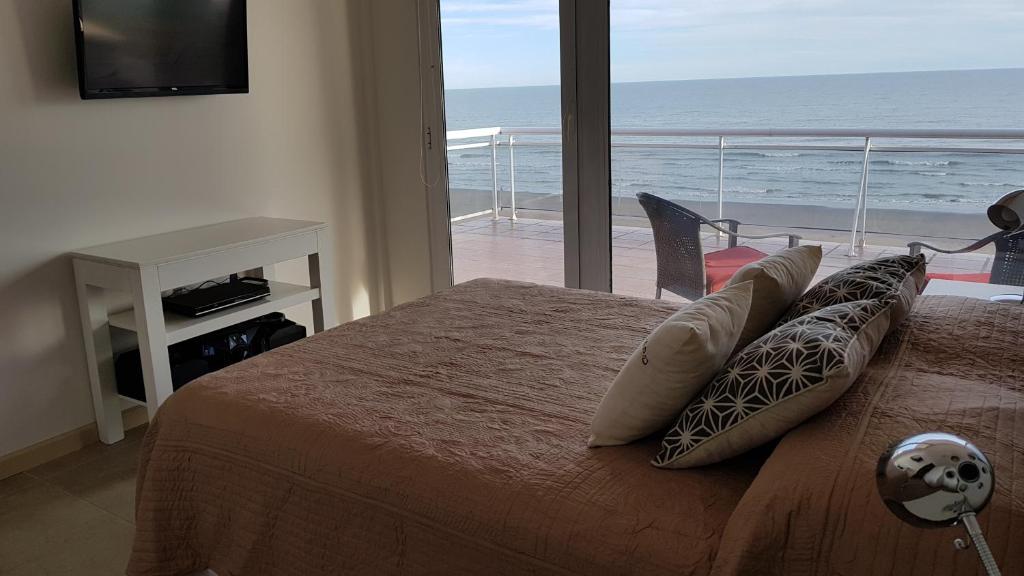 1 dormitorio con 1 cama y vistas al océano en Buona Vista Apartamento en Monte Hermoso