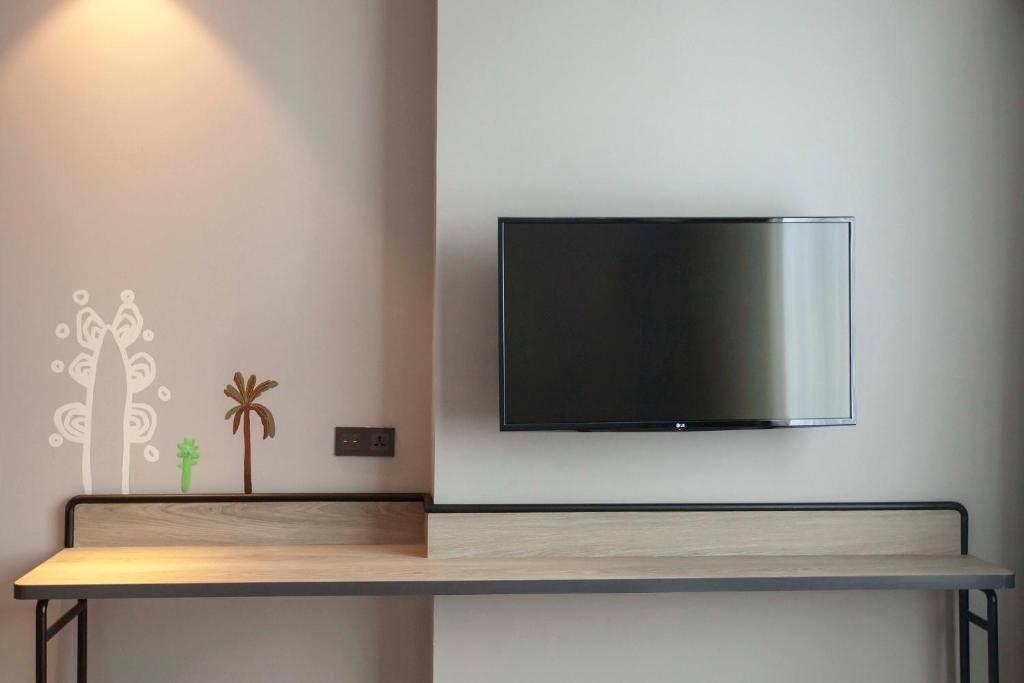 TV a/nebo společenská místnost v ubytování ARTOTEL Yogyakarta