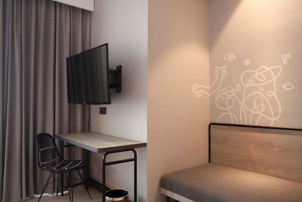 TV a/nebo společenská místnost v ubytování ARTOTEL Yogyakarta