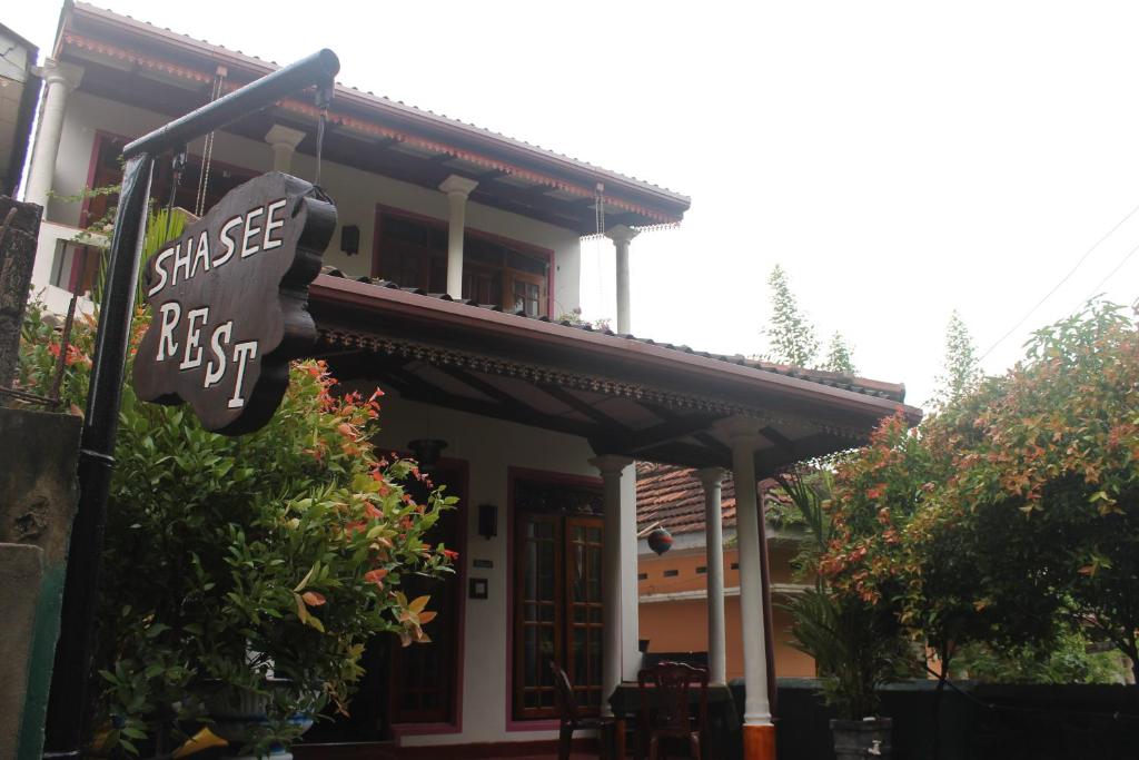 Gedung tempat guest house berlokasi