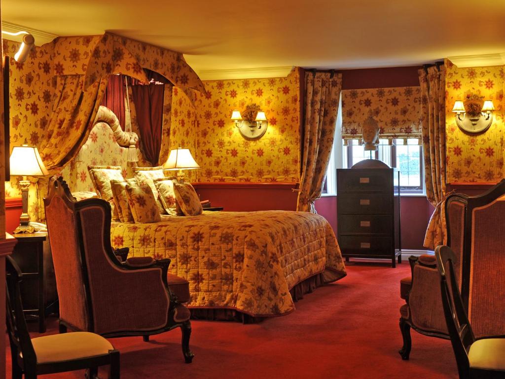 Postel nebo postele na pokoji v ubytování Coombe Abbey Hotel