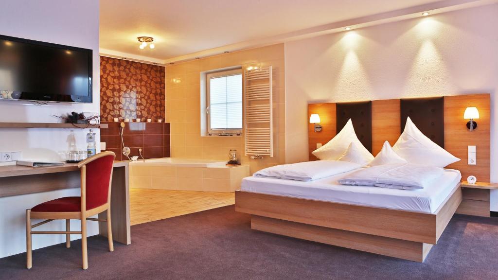 Postel nebo postele na pokoji v ubytování Hotel Rössle Berneck