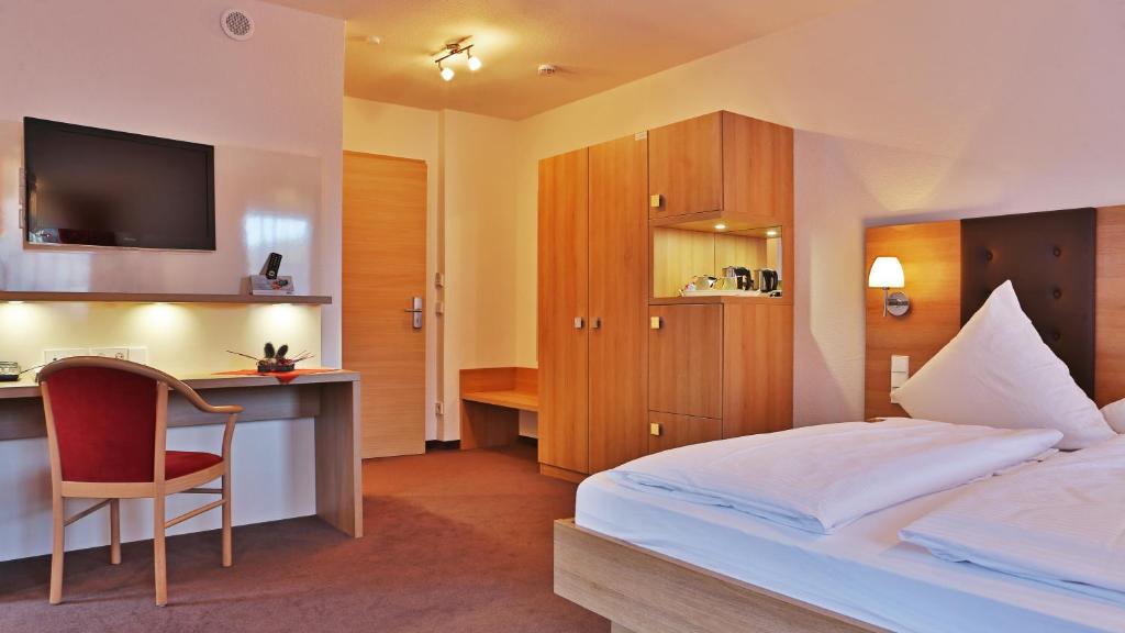 Postel nebo postele na pokoji v ubytování Hotel Rössle Berneck