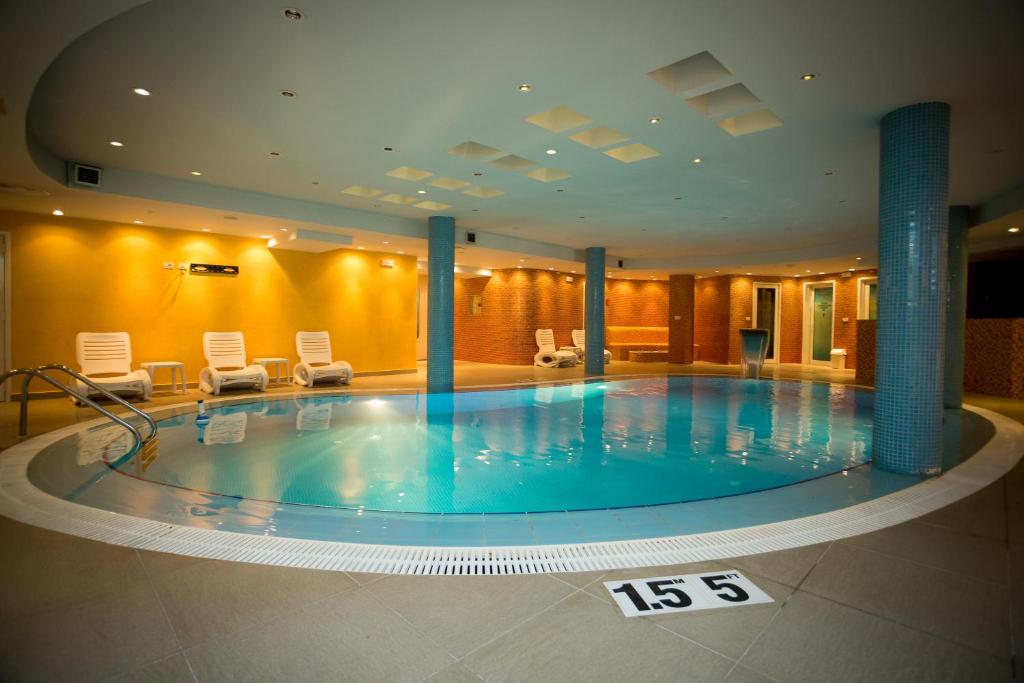 Bazén v ubytování Hotel Colosseo & Spa nebo v jeho okolí