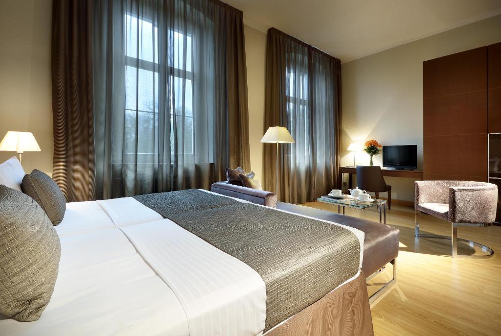 Postel nebo postele na pokoji v ubytování Eurostars Park Hotel Maximilian