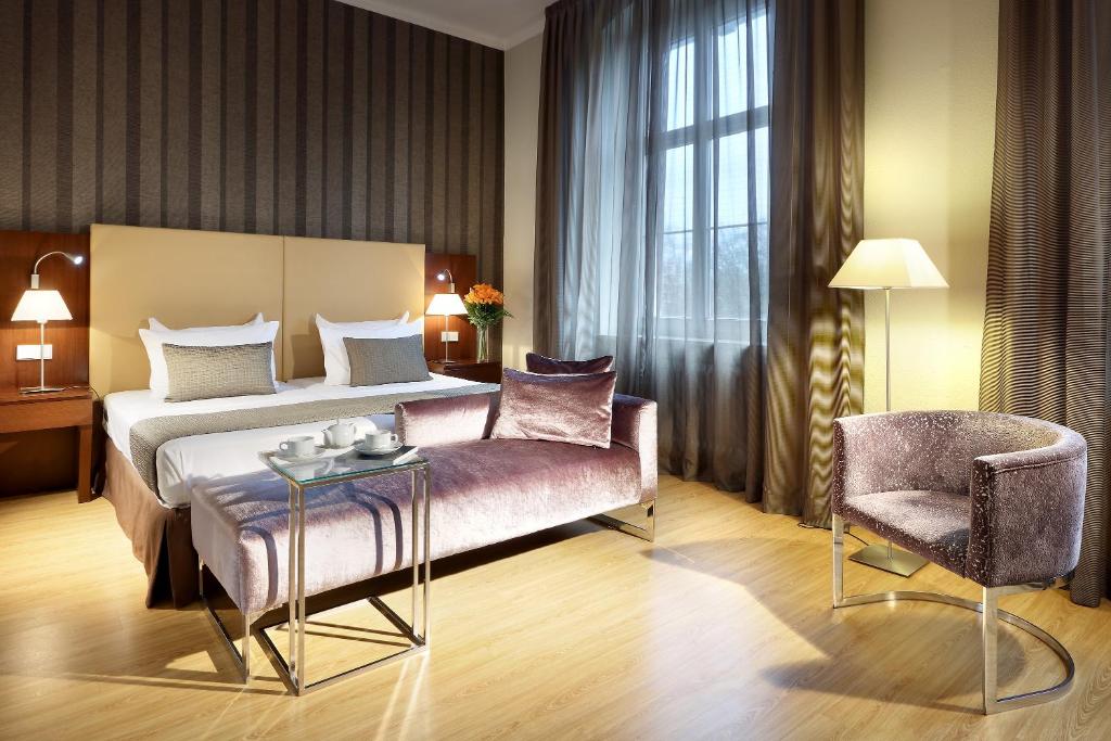 Postel nebo postele na pokoji v ubytování Eurostars Park Hotel Maximilian