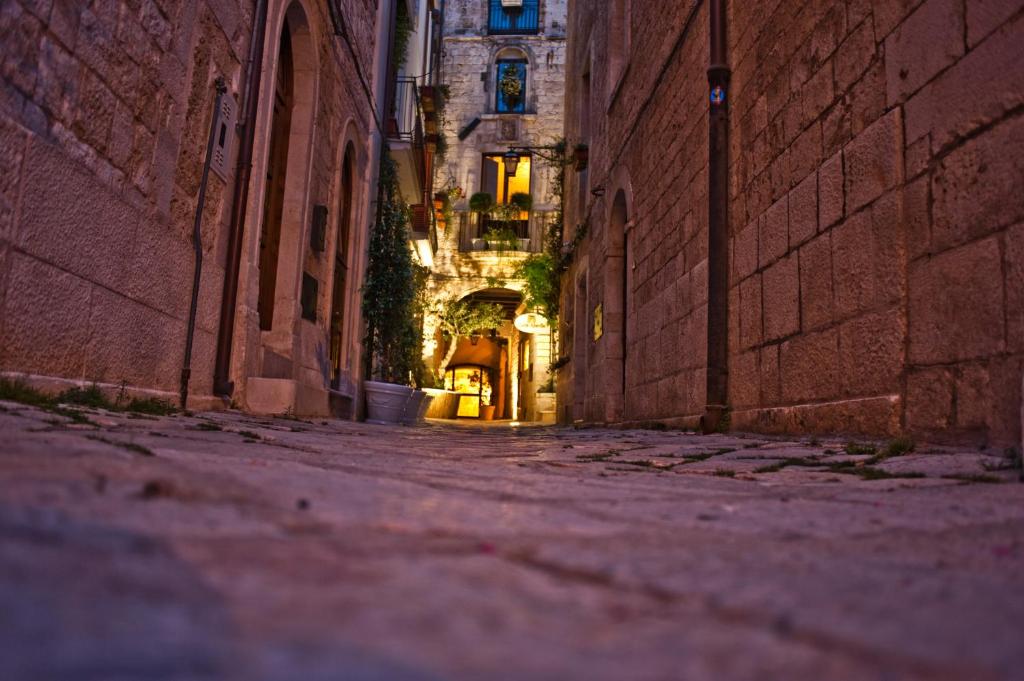an empty alley with a building in the background at Hotel Corte Altavilla in Conversano