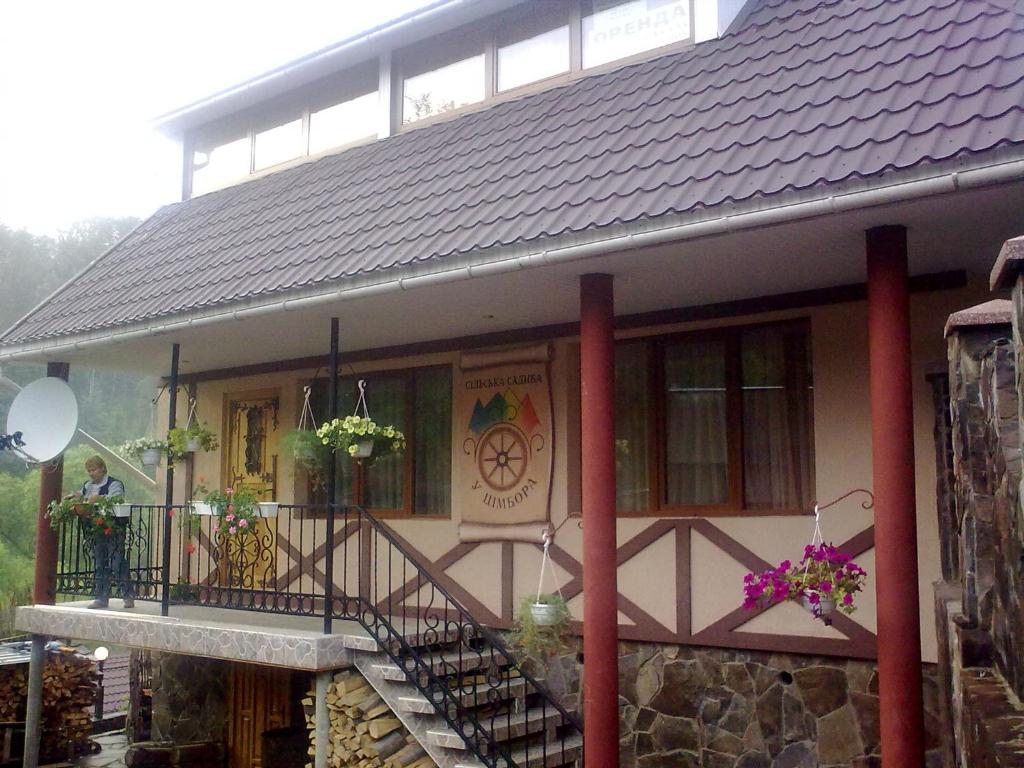 - Edificio con escalera y balcón en Villa U Tsymbora, en Sinyak