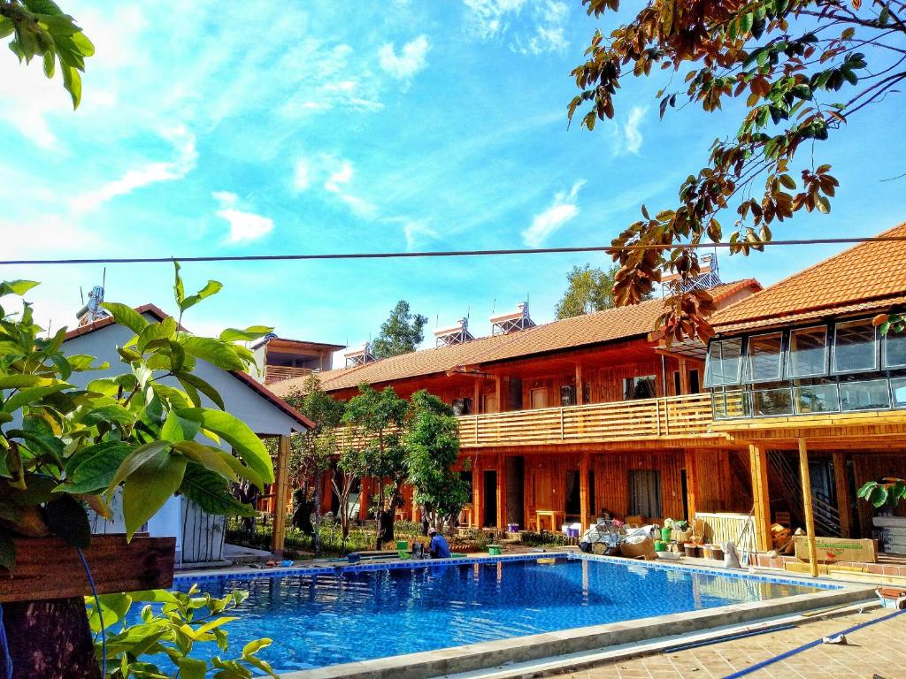 een resort met een zwembad voor een gebouw bij Ong Lang Garden Resort in Phu Quoc