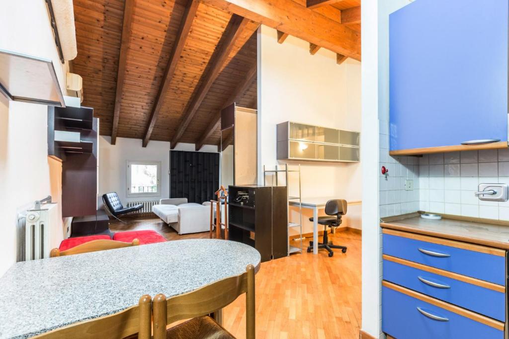 eine Küche und ein Wohnzimmer mit einer blauen Arbeitsplatte in der Unterkunft Emilia Levante 2, Bologna by Short Holidays in Bologna