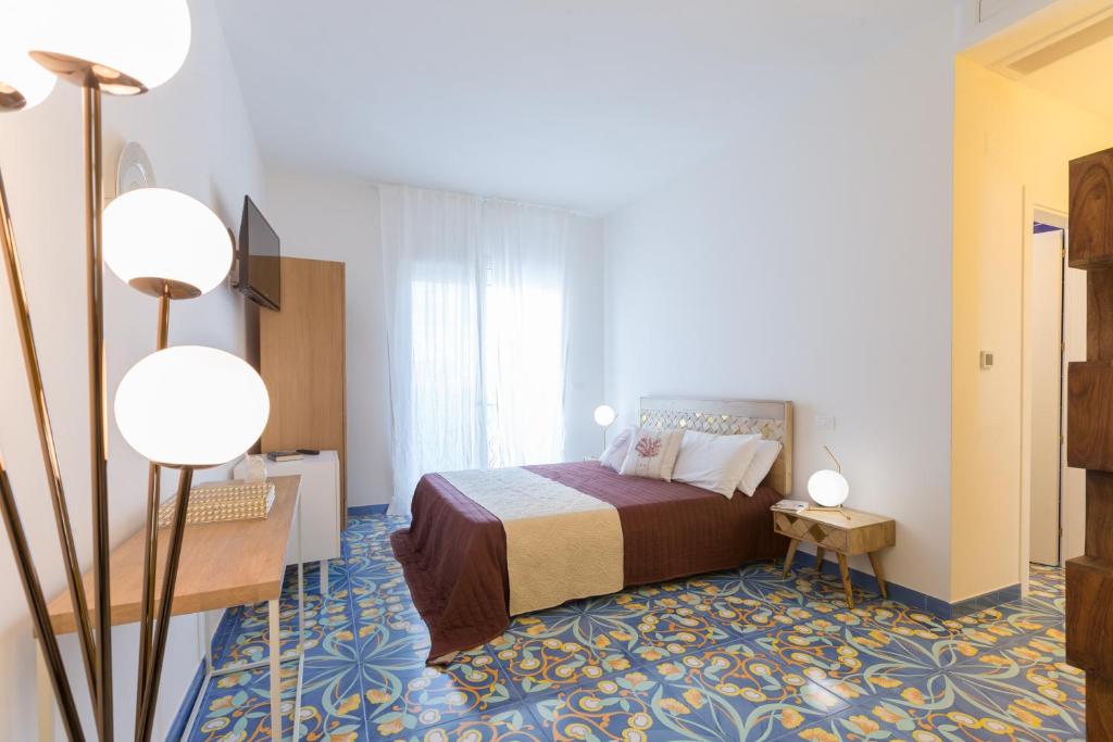 una camera d'albergo con letto e finestra di Le Bateau Bleu a Porto Cesareo