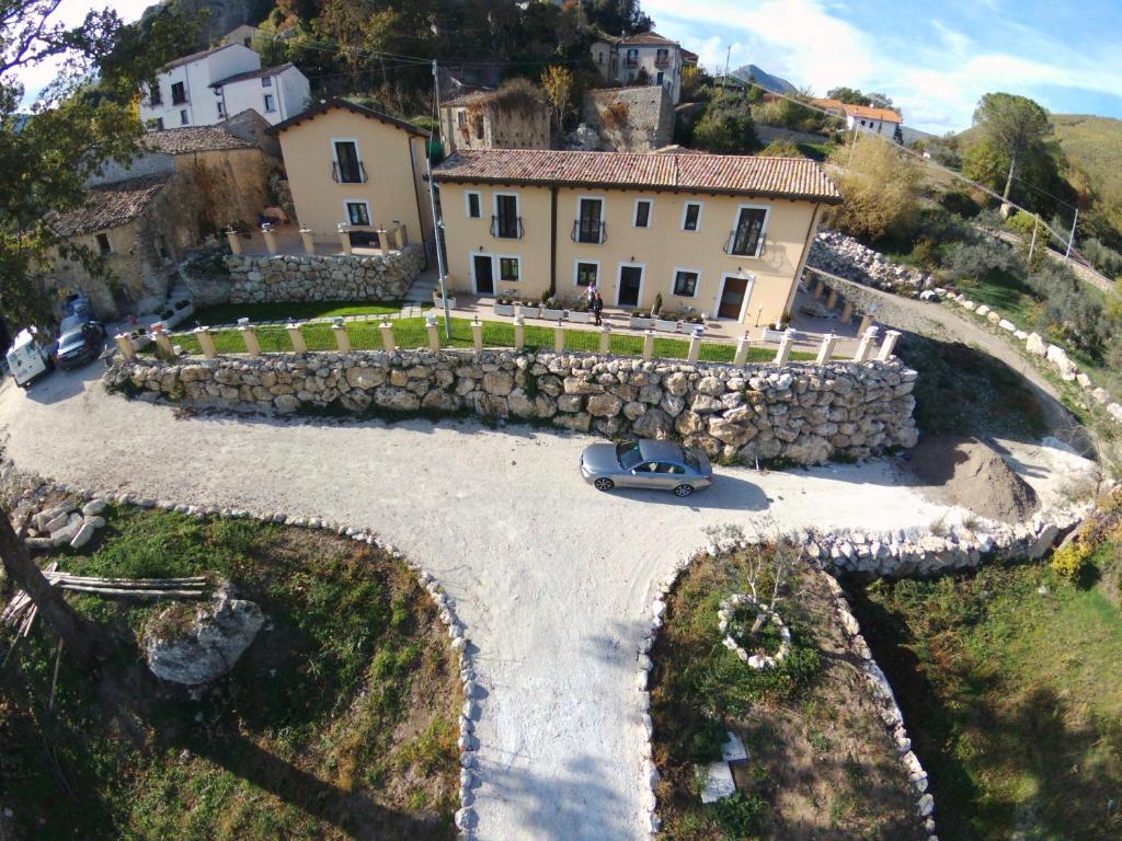 una vista aérea de una casa con un coche en la entrada en Borgo Donna Teresa en Castel San Vincenzo