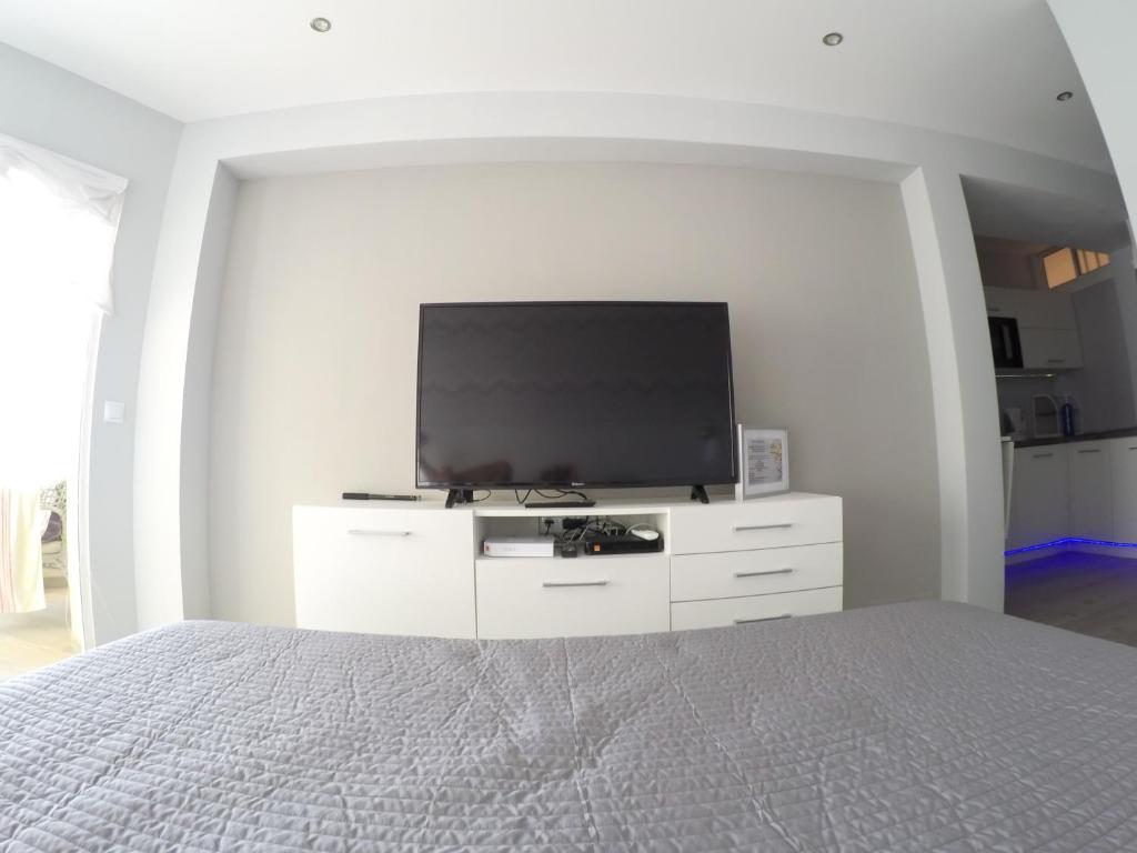 Televízia a/alebo spoločenská miestnosť v ubytovaní Casa de Locos