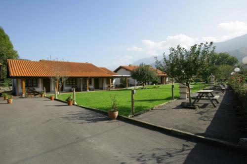 a house with a picnic table in front of it at Apartamentos Picu Castiellu in La Galguera