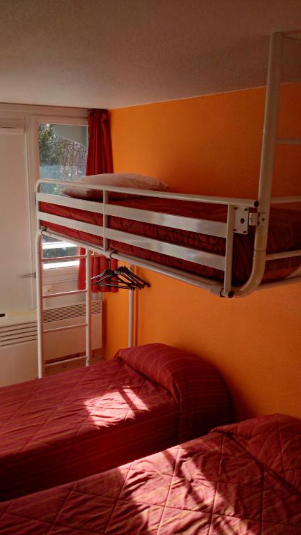 Postel nebo postele na pokoji v ubytování Premiere Classe Grenoble Nord Moirans