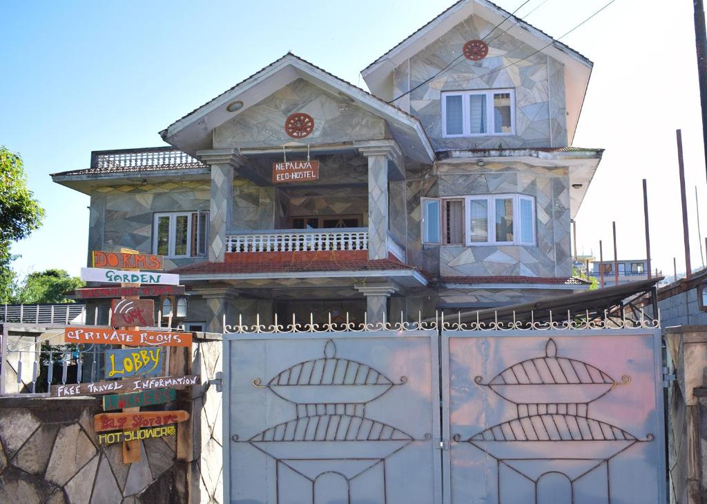 una casa con un dipinto sul lato di Nepalaya Eco Hostel a Pokhara