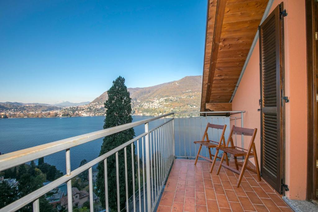 ブレーヴィオにあるBlevio Panoramicaの水辺の景色を望むバルコニー(椅子2脚付)