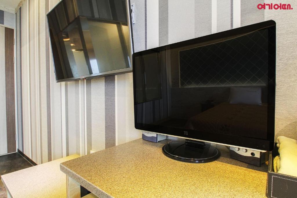 TV a/nebo společenská místnost v ubytování Hotel TopsVille