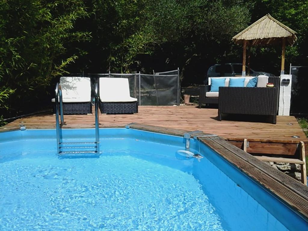 - une petite piscine avec des chaises et une table dans l'établissement Le gîte des garrigues, à Restinclières