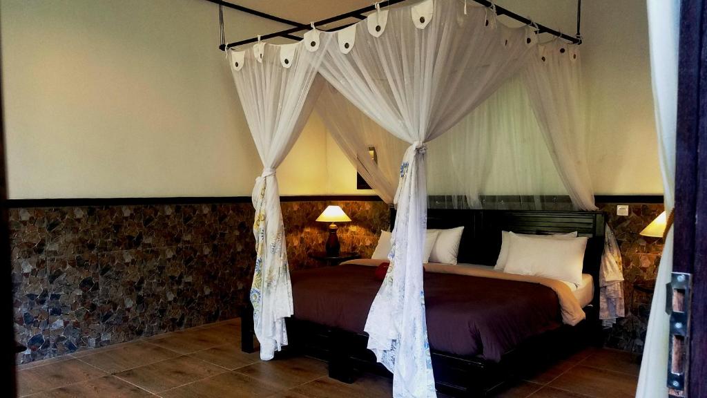 Postel nebo postele na pokoji v ubytování Doubleyou Homestay Pemuteran
