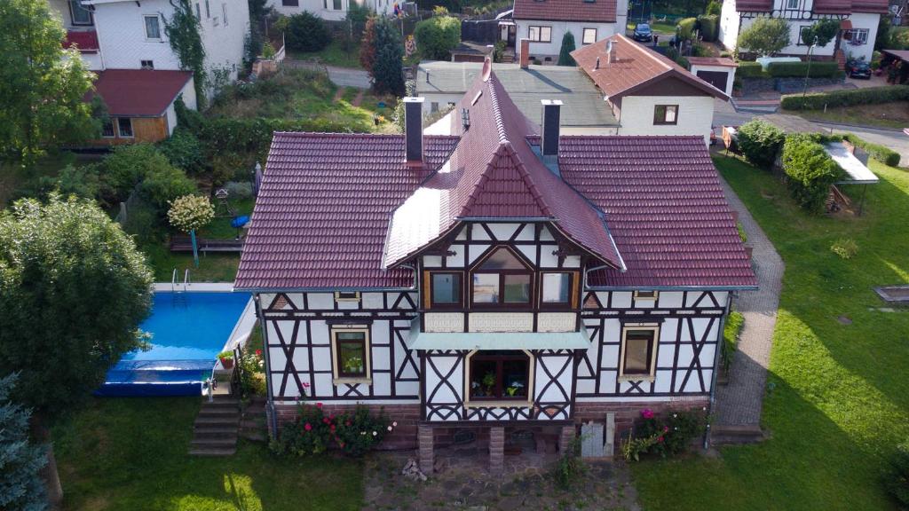 eine Luftansicht eines Hauses mit Pool in der Unterkunft Ferienwohnung Rennsteigblick in Tambach-Dietharz