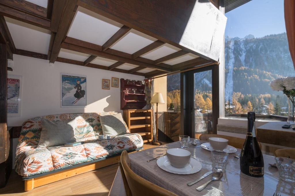 - un salon avec un canapé et une table dans l'établissement Résidence Grand Roc - Campanules 415 - Happy Rentals, à Chamonix-Mont-Blanc