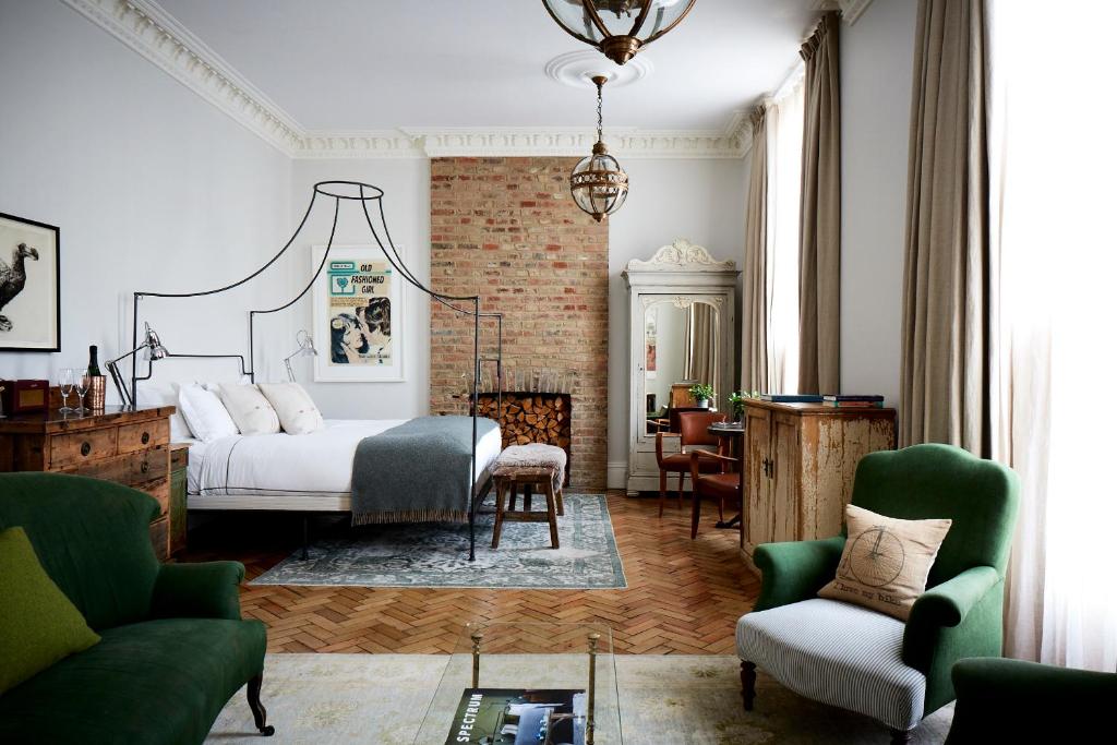- une chambre avec un lit, des chaises et une table dans l'établissement Artist Residence London, à Londres