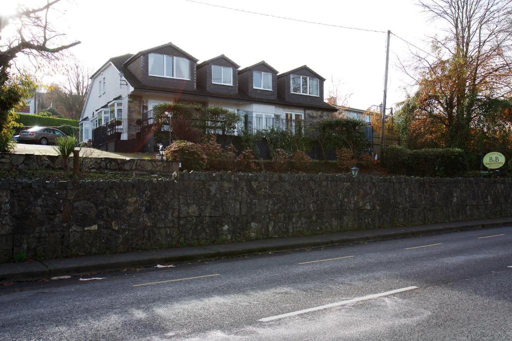 uma casa ao lado de uma estrada em Coach Hill House em Cork