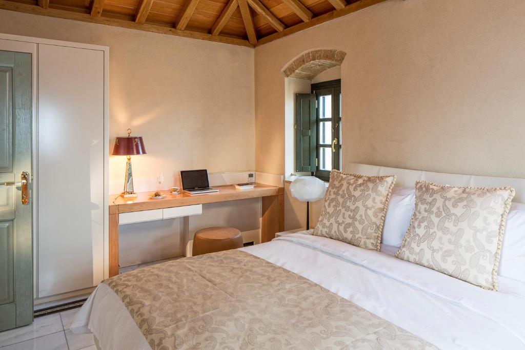Postel nebo postele na pokoji v ubytování Moni Emvasis Luxury Suites