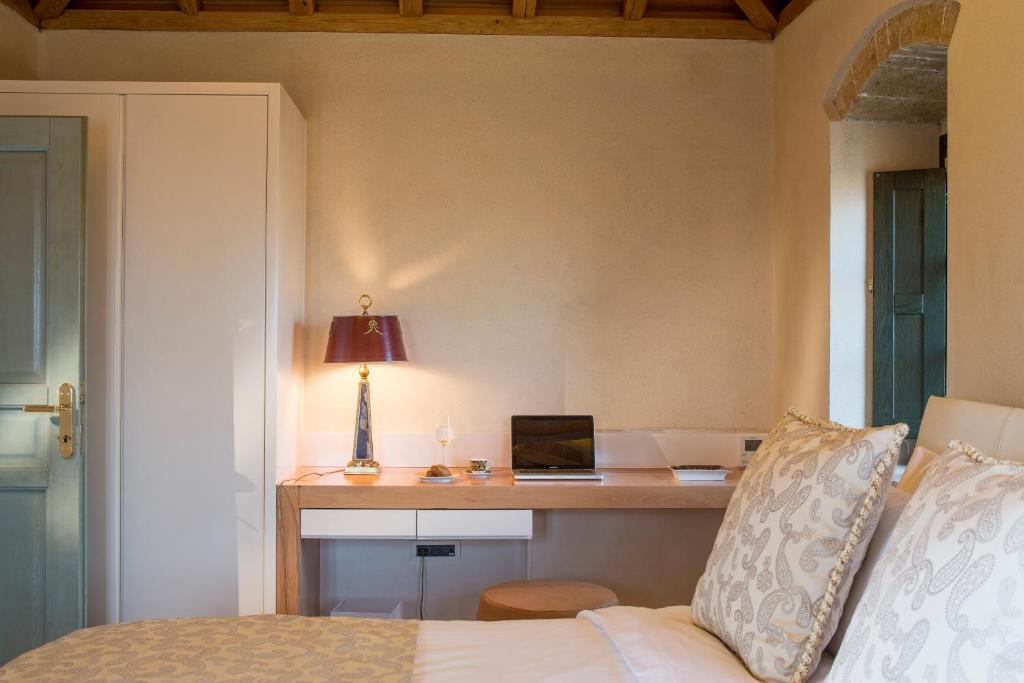 Postel nebo postele na pokoji v ubytování Moni Emvasis Luxury Suites