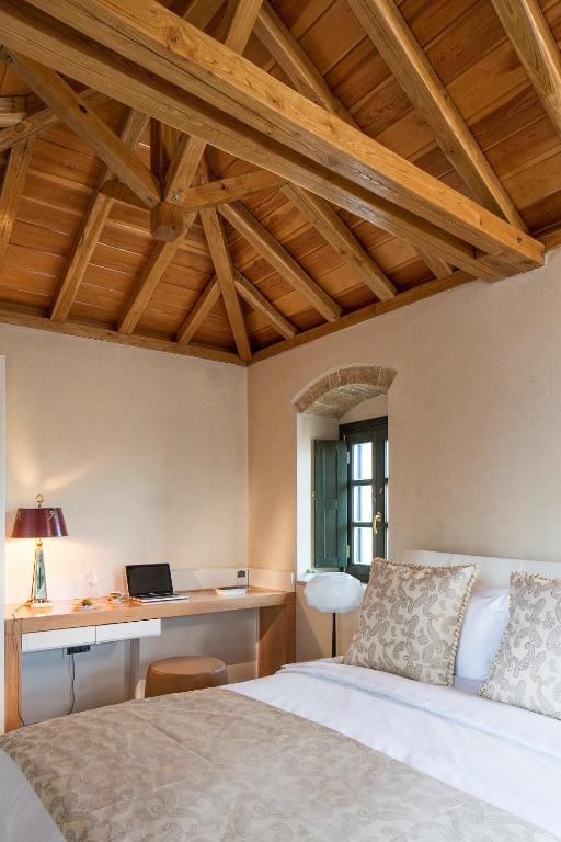 Postel nebo postele na pokoji v ubytování Moni Emvasis Luxury Suites