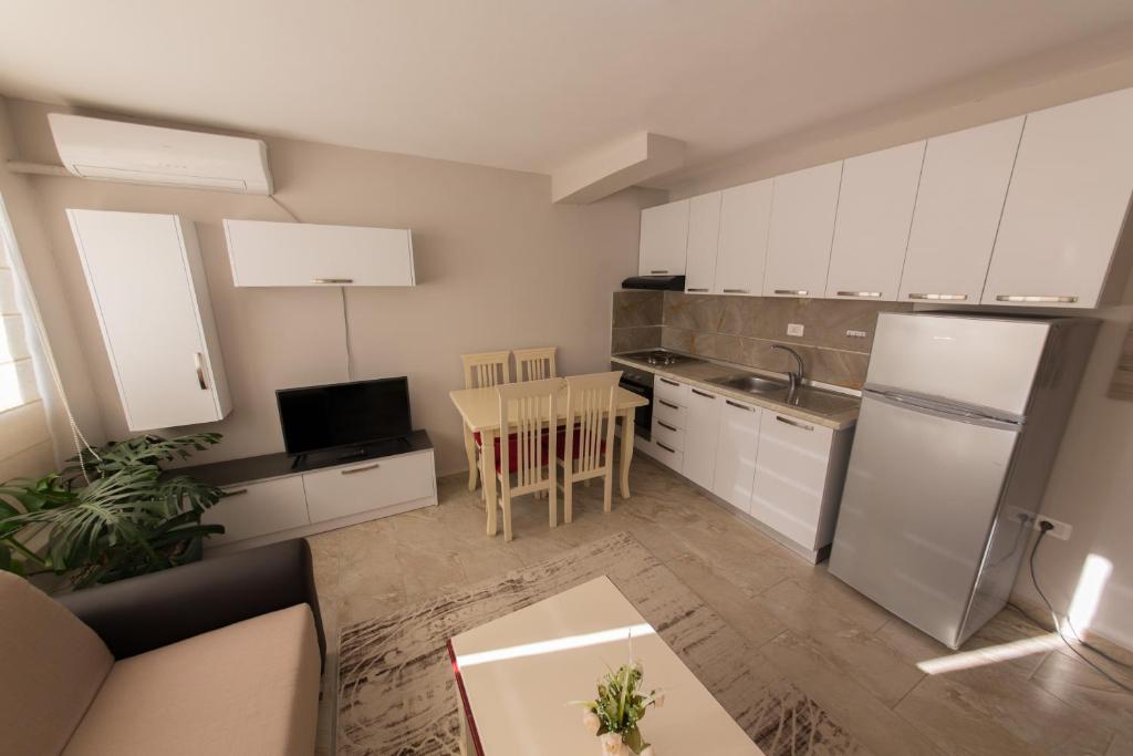 Kuchyň nebo kuchyňský kout v ubytování Apartments Qerret