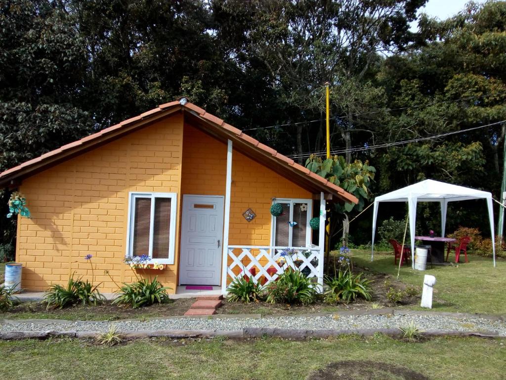 El edificio en el que está el chalet de montaña