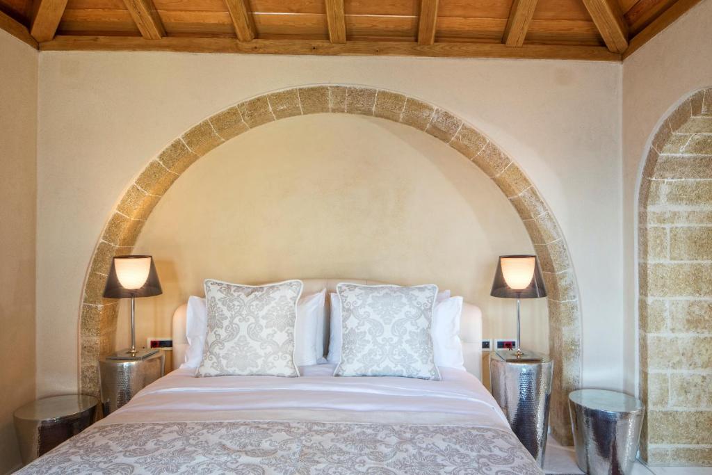 Postel nebo postele na pokoji v ubytování Moni Emvasis Luxury Suites
