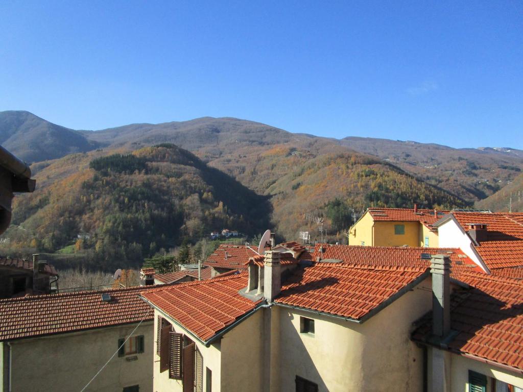 a group of buildings with mountains in the background at Appartamento Da Loreno in Cutigliano